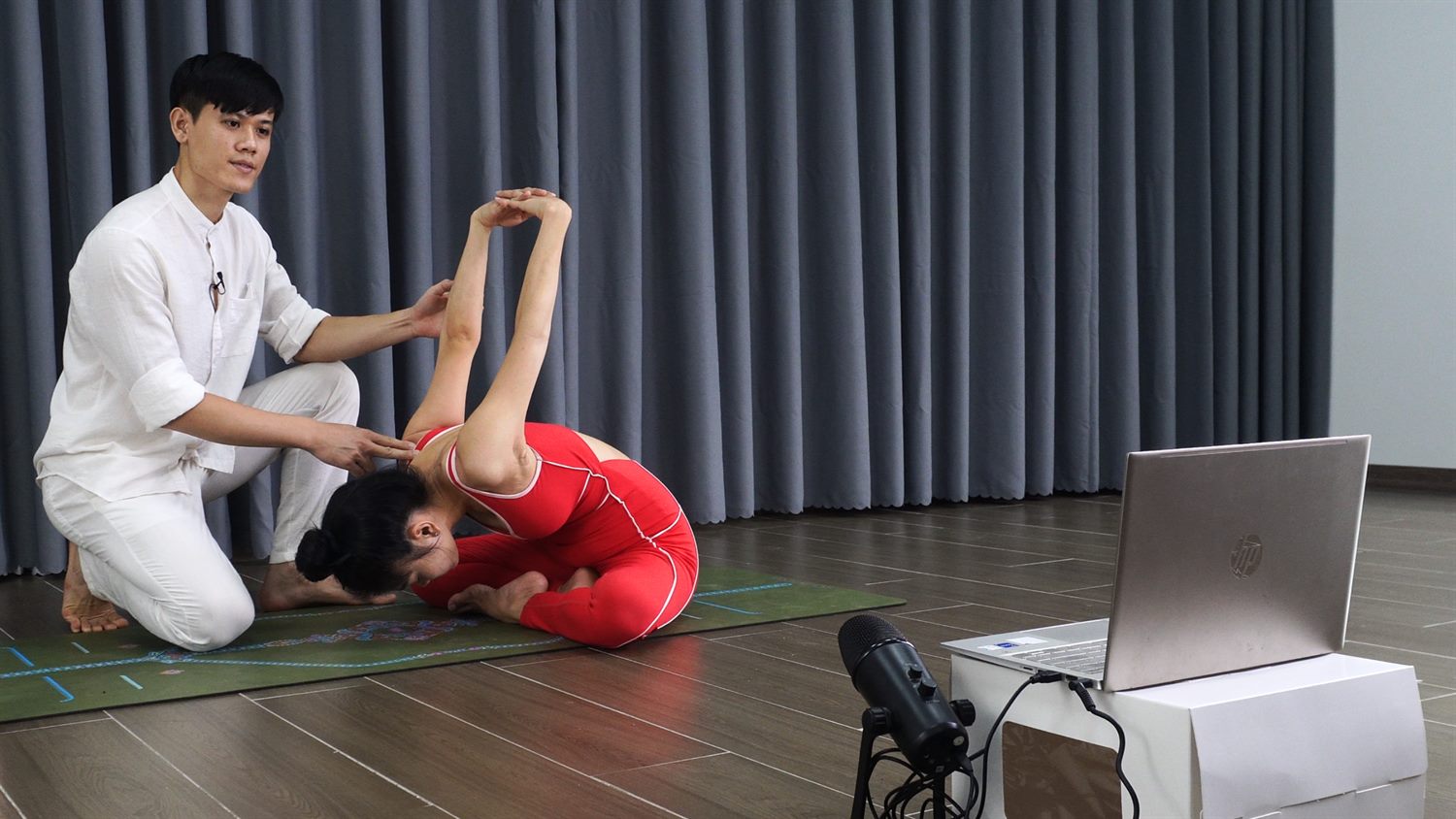 Thầy Nguyễn Đức Trung chỉnh tư thế cho học viên trong buổi dạy Zoom